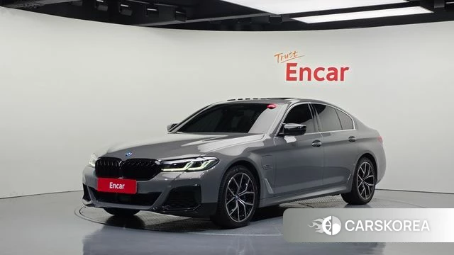 BMW 5 Series (G30) 2022 Серебристо-серый из Кореи