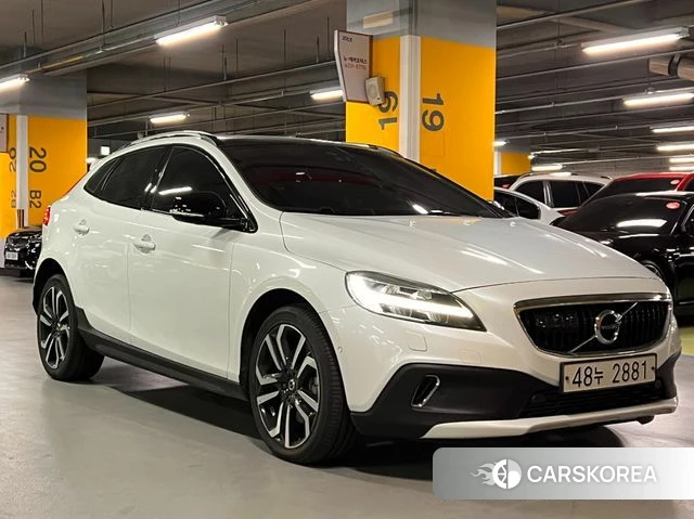 Volvo V40 Cross-Country 2018 Белый из Кореи