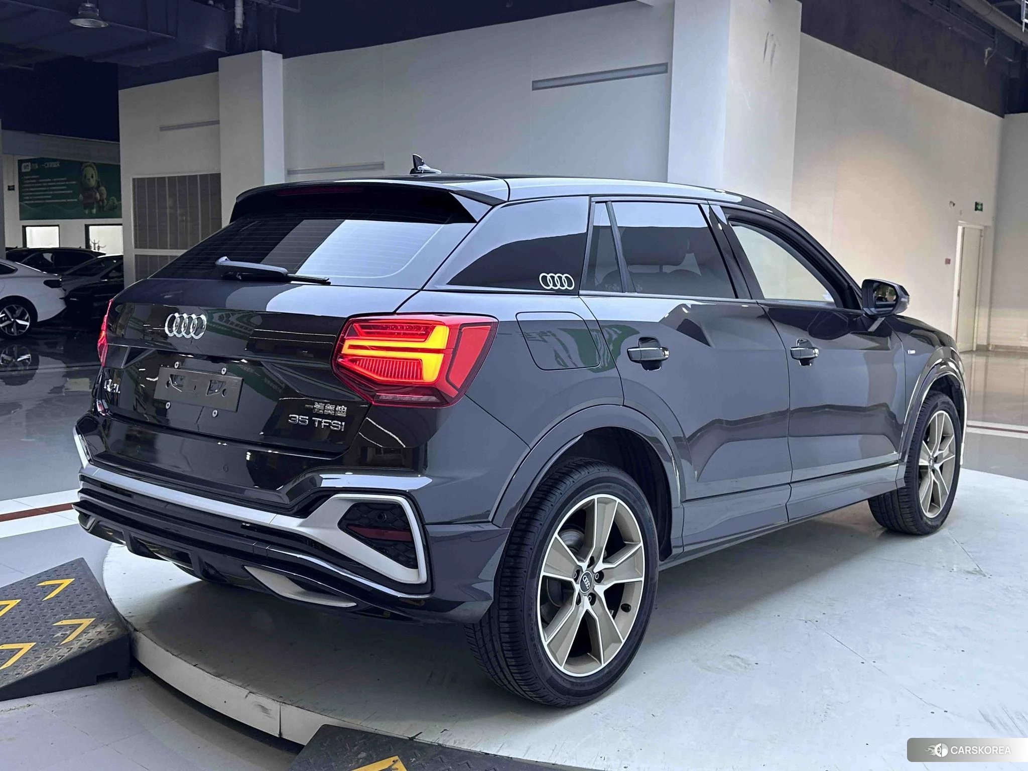 Audi Q2L 2021 Черный из Китая