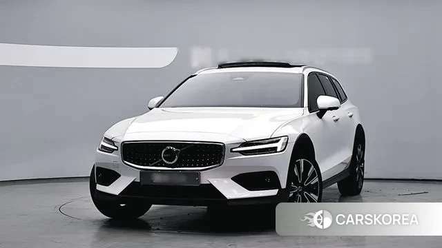 Volvo V60 Cross-Country 2nd Generation 2022 Белый из Кореи