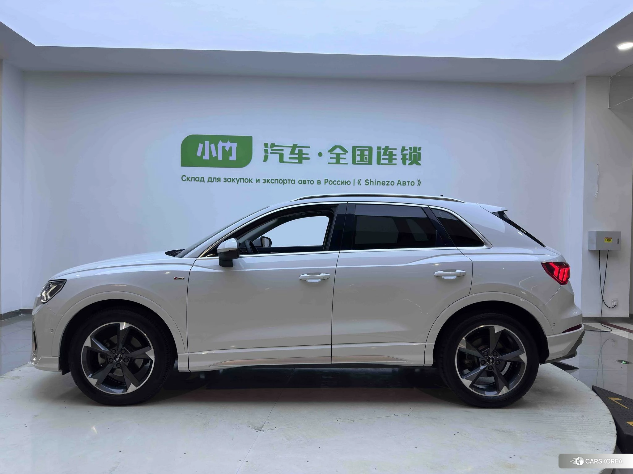 Audi Q3 2021 Белый из Китая