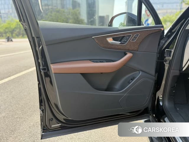 Audi Q7 2021 Черный из Китая