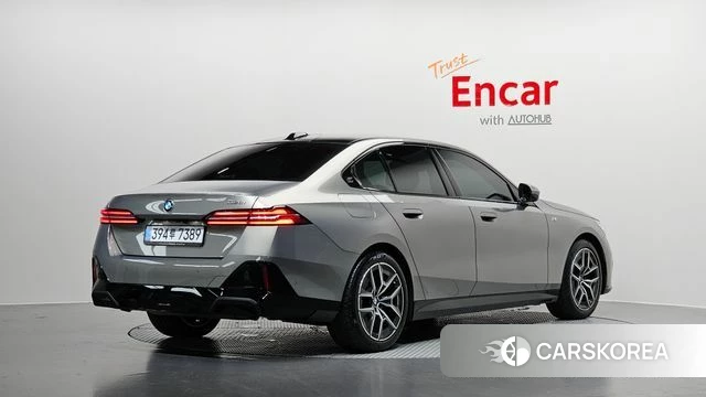 BMW 5 Series (G60) 2025 Серебристо-серый из Кореи