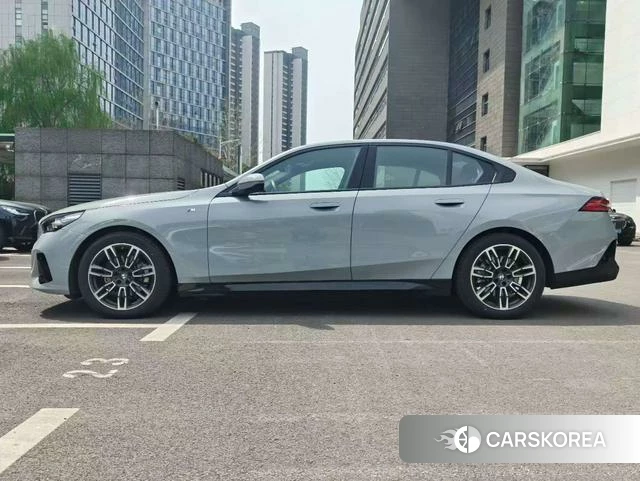 BMW 5 series (imported) 2025 Серебристо-серый из Китая