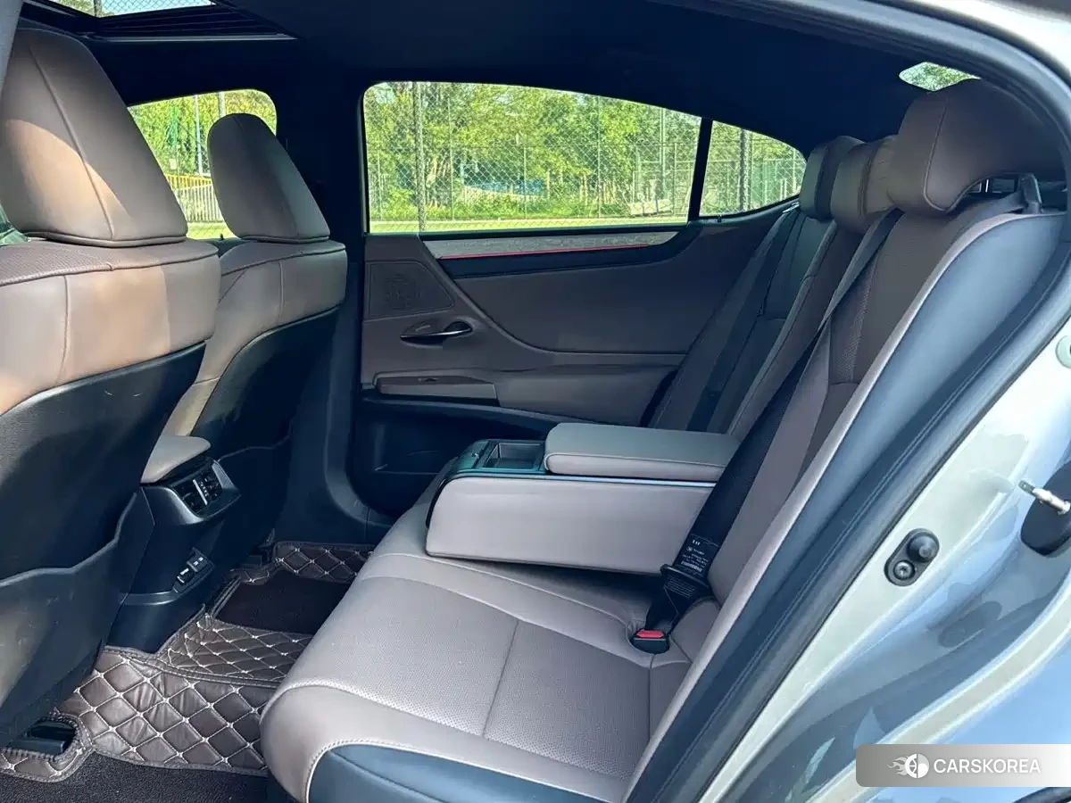 Lexus ES 2025 Silver/gray из Китая