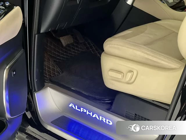 Toyota Elfa 2023 Черный из Китая