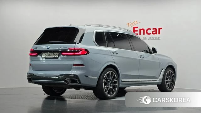 BMW X7 (G07) 2025 Светло-серебряный цвет из Кореи