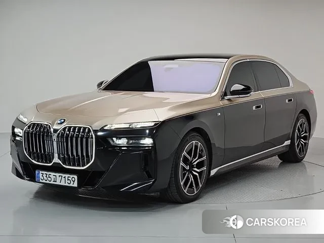 BMW 7 Series (G70) 2023 Золотой двухцветный из Кореи