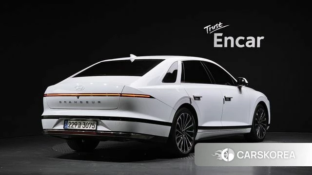 Hyundai Grandeur Hybrid (GN7) 2023 Белый из Кореи