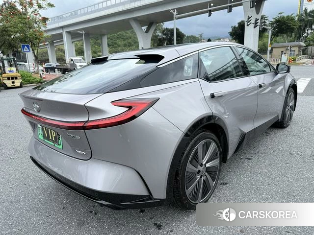 Toyota bZ5 2026 Серебристо-серый из Китая