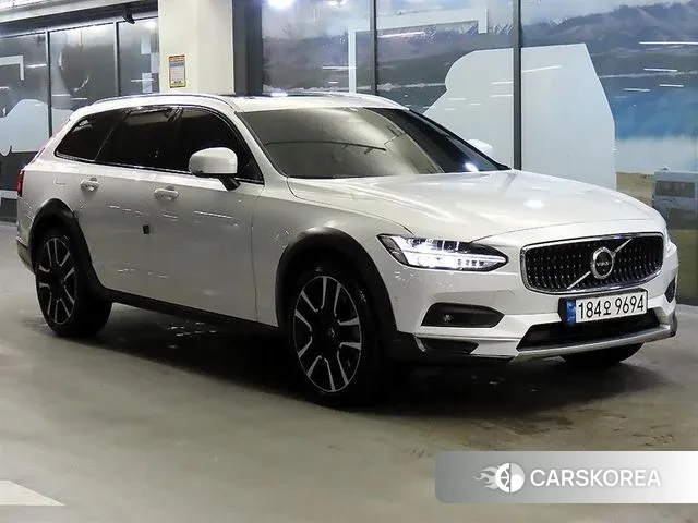 Volvo V90 Cross-Country 2023 Белый из Кореи