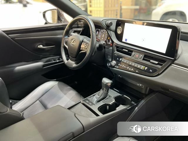 Lexus ES 2023 Серебристо-серый из Китая
