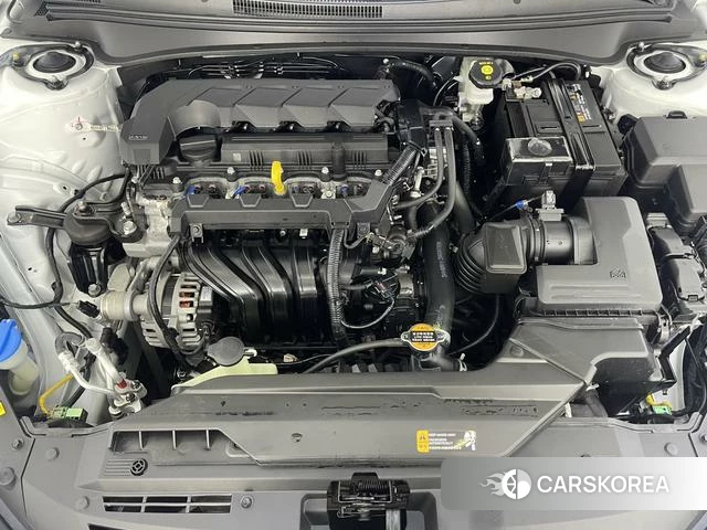 Hyundai Elantra 2023 Белый из Китая