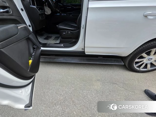 Cadillac Escalade 5th Generation 2023 Белый из Кореи