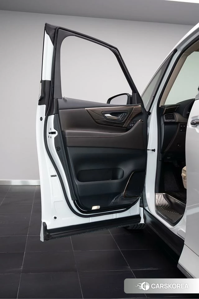 Toyota Elfa 2024 Белый из Китая