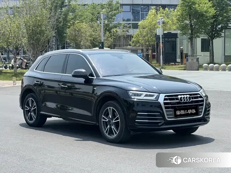 Audi Q5L 2018 Черный из Китая