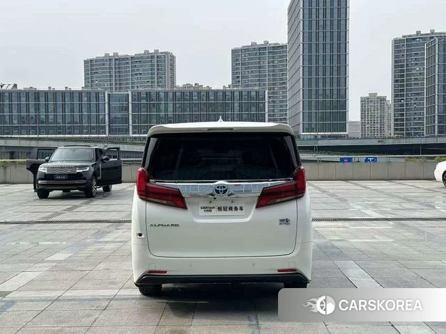 Toyota Elfa 2023 Белый из Китая