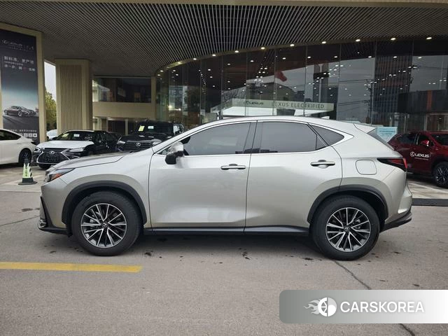 Lexus NX 2024 Серебристо-серый из Китая