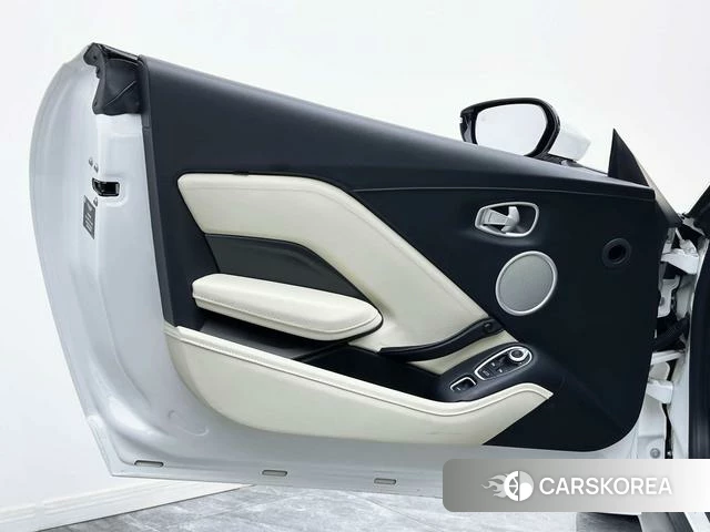 Aston Martin Vantage 2022 Белый из Китая