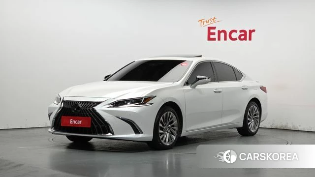 Lexus ES300h 7th generation 2024 Белый из Кореи