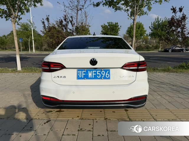 Volkswagen Lavida 2023 Белый из Китая
