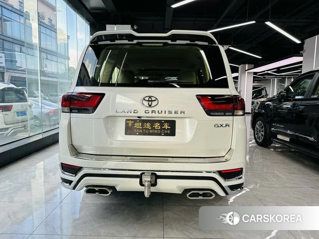 Toyota Land Cruiser (imported) 2024 Белый из Китая