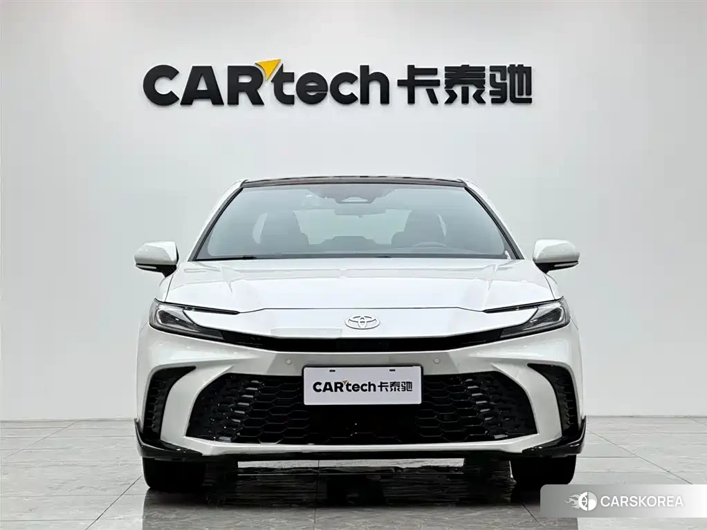 Toyota Camry 2024 Белый из Китая