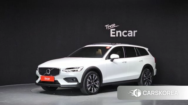 Volvo V60 Cross-Country 2nd Generation 2021 Белый из Кореи