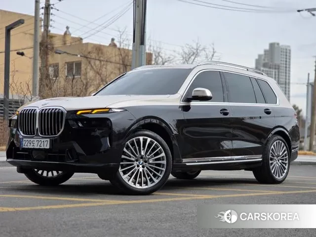 BMW X7 (G07) 2024 Черный двухцветный из Кореи