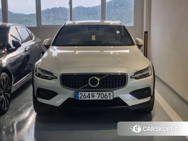 Volvo V60 Cross-Country 2nd Generation 2025 Белый из Кореи