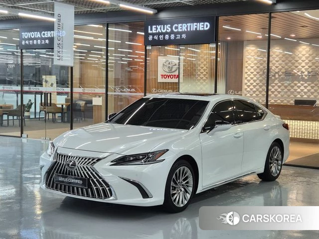 Lexus ES300h 7th generation 2025 Белый из Кореи