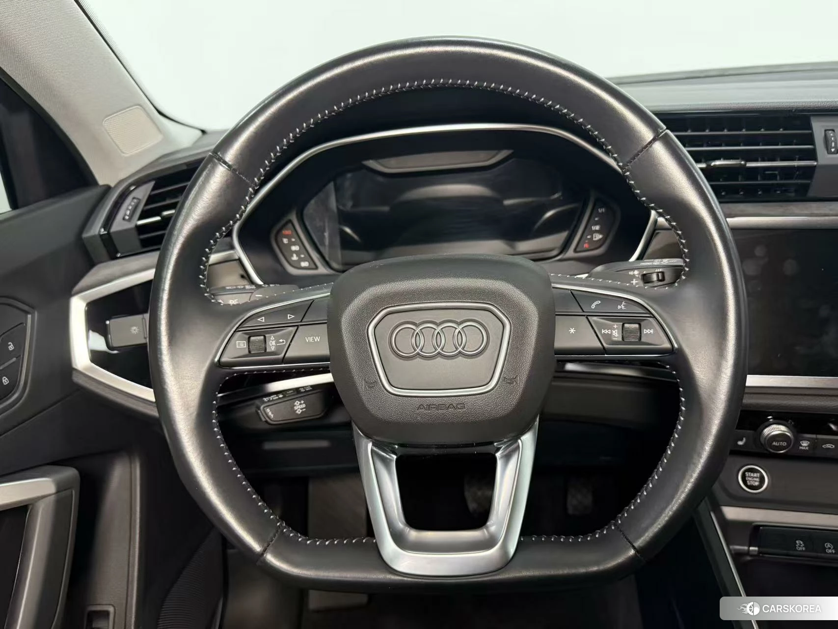 Audi Q3 2020 Темно-серый из Китая