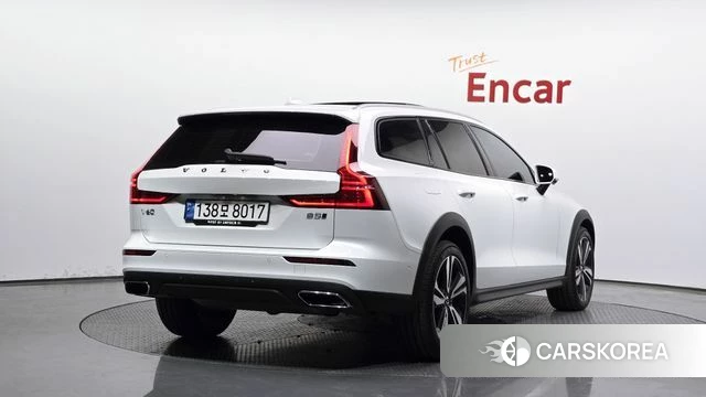 Volvo V60 Cross-Country 2nd Generation 2021 Белый из Кореи