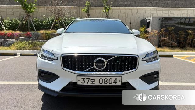 Volvo V60 Cross-Country 2nd Generation 2019 Белый из Кореи