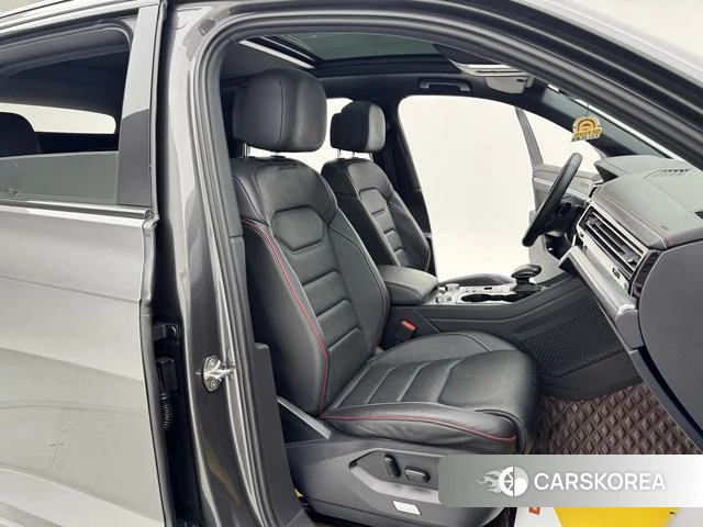 Volkswagen Touareg 2023 Темно-серый из Китая