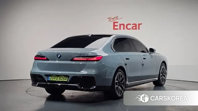 BMW 7 Series (G70) 2024 Светло-серебряный цвет из Кореи