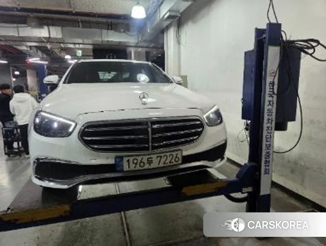 Mercedes-Benz E-Class W213 2021 Белый из Кореи