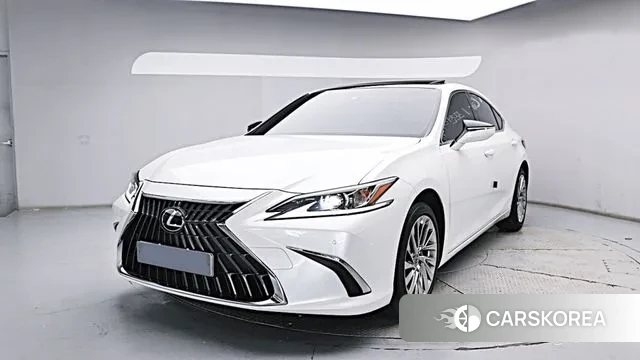 Lexus ES300h 7th generation 2023 Белый из Кореи