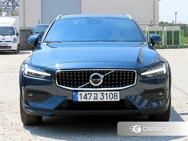 Volvo V60 Cross-Country 2nd Generation 2022 Синий из Кореи