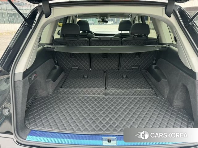 Audi Q7 2024 Черный из Китая