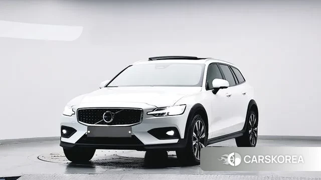 Volvo V60 Cross-Country 2nd Generation 2023 Белый из Кореи
