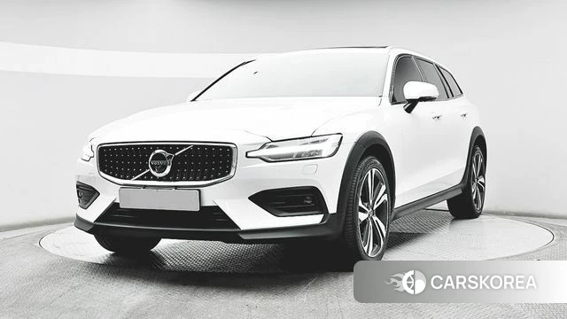 Volvo V60 Cross-Country 2nd Generation 2021 Белый из Кореи