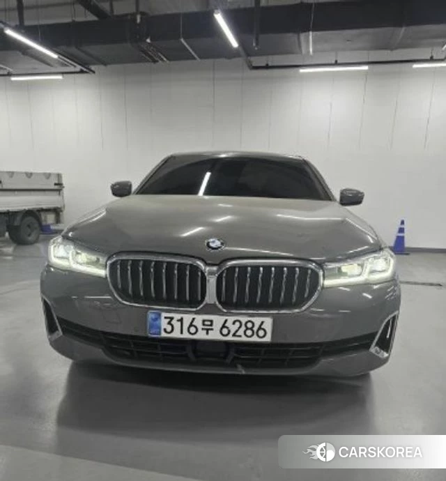 BMW 5 Series (G30) 2020 Серебристо-серый из Кореи