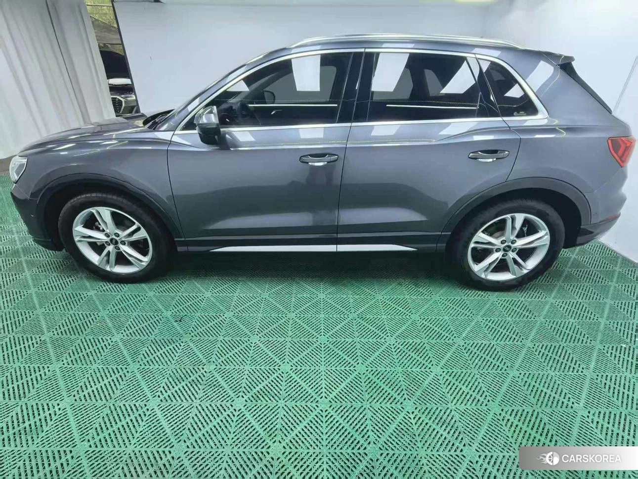 Audi Q3 2020 Темно-серый из Китая