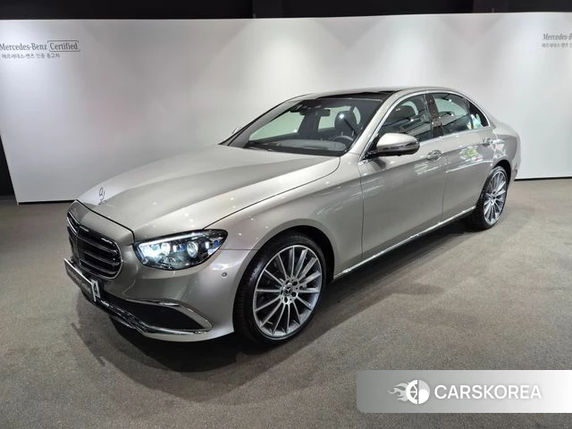Mercedes-Benz E-Class W213 2023 Песочный из Кореи