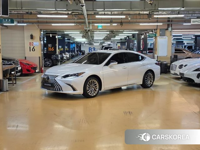 Lexus ES300h 7th generation 2025 Белый из Кореи