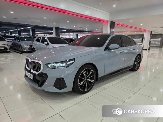 BMW 5 Series (G60) 2025 Серебристо-серый из Кореи