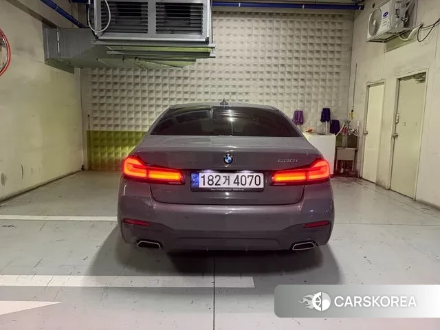 BMW 5 Series (G30) 2022 Серебристо-серый из Кореи