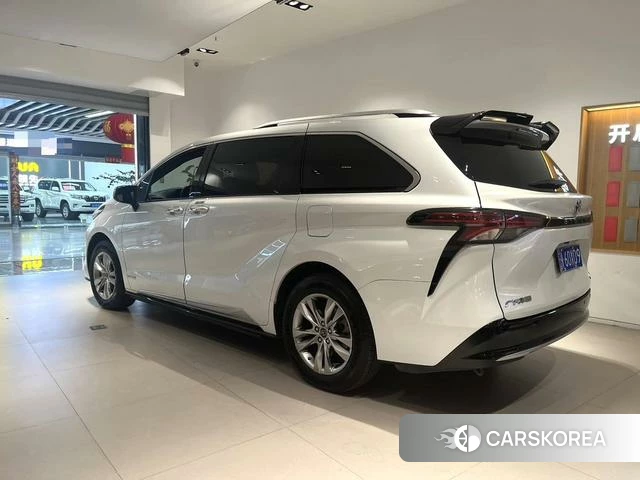 Toyota Saina 2023 Белый из Китая