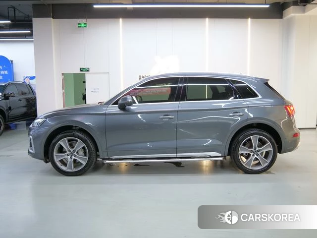 Audi Q5L 2022 Темно-серый из Китая